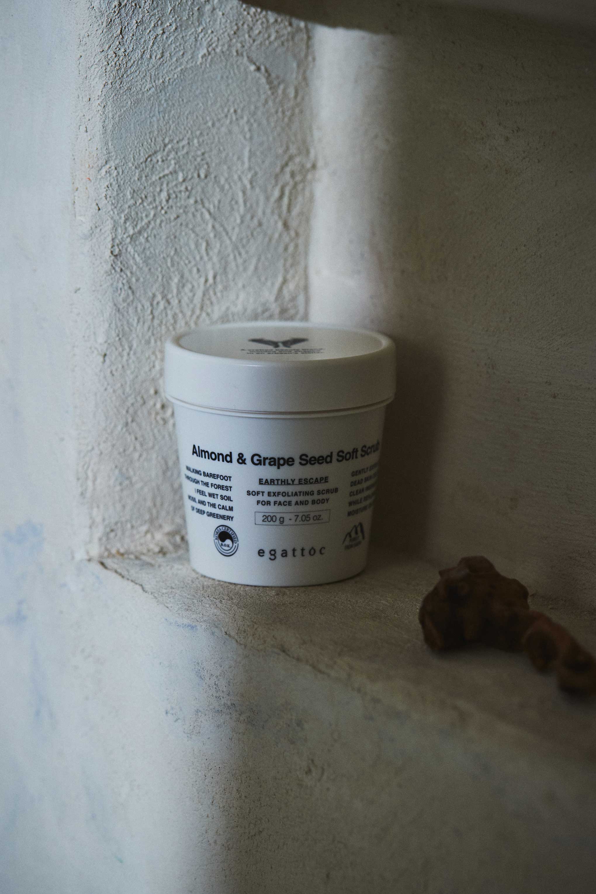 EGATTOC Almond & Grape Seed Soft Scrub (EARTHLY ESCAPE) 200g