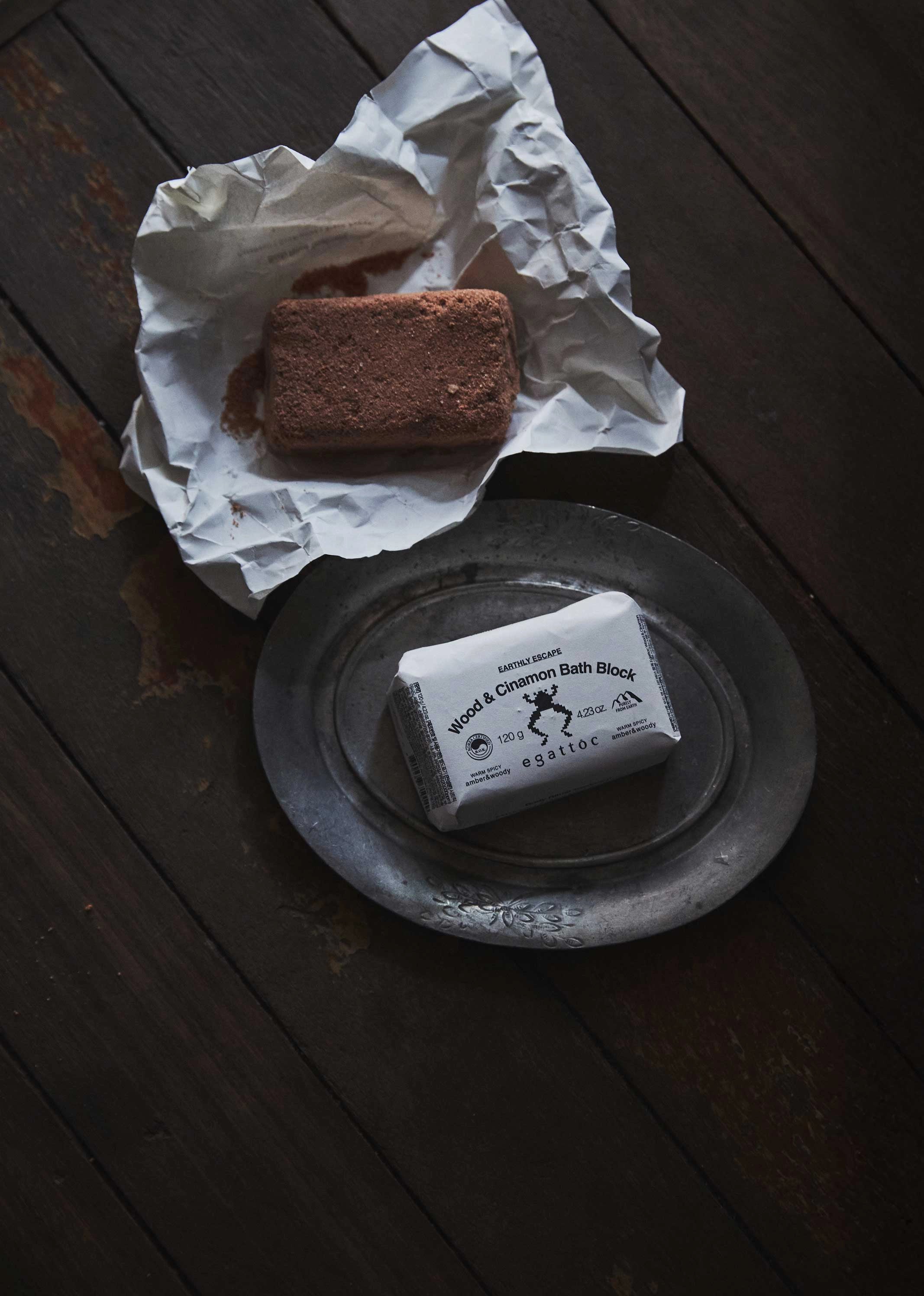 EGATTOC Wood & Cinamon Bath Block (EARTHLY ESCAPE) 120g