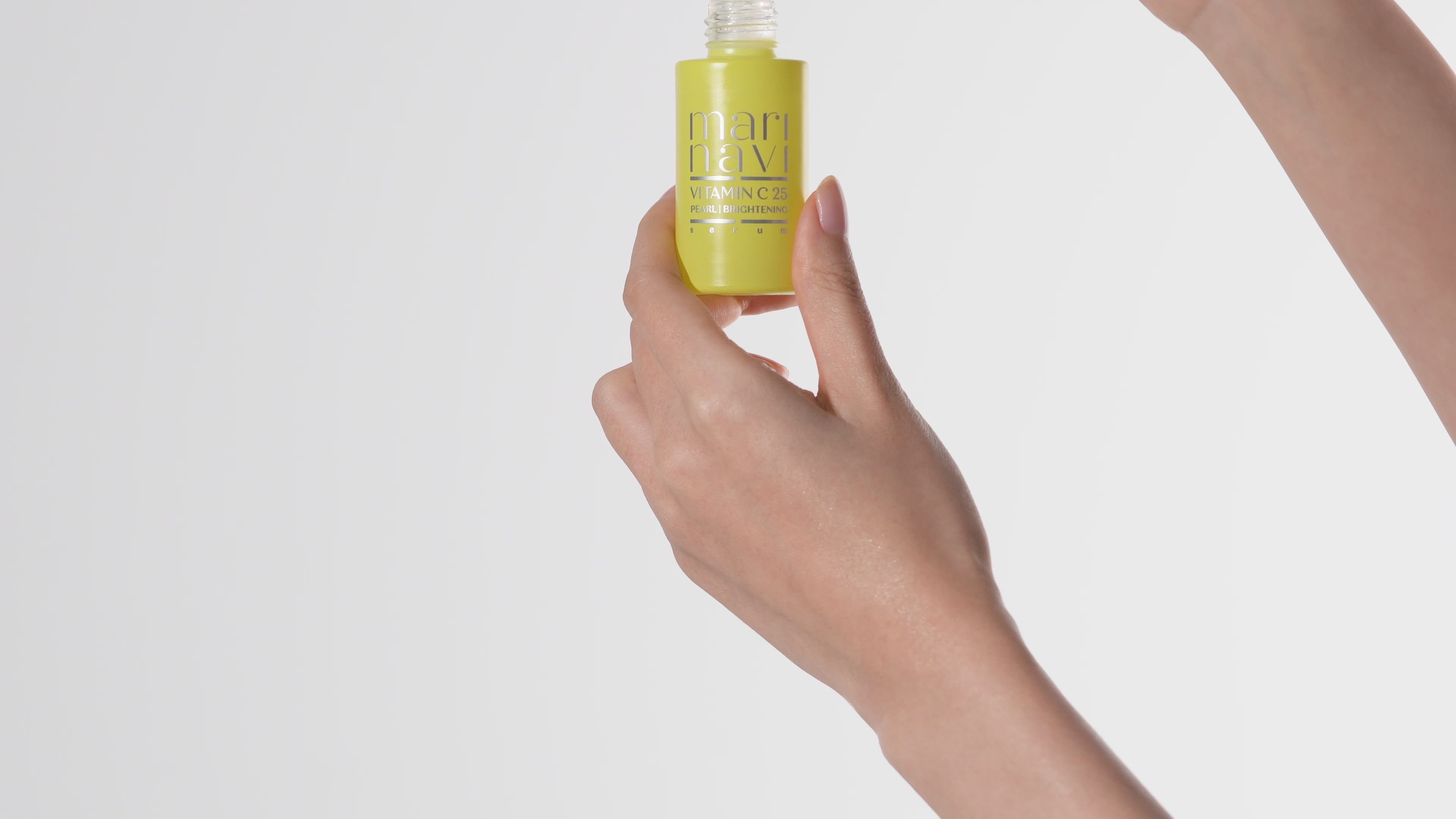 Charger la vidéo : MARINABI Vitamin C 25 Pearl Brightening Serum 30ml