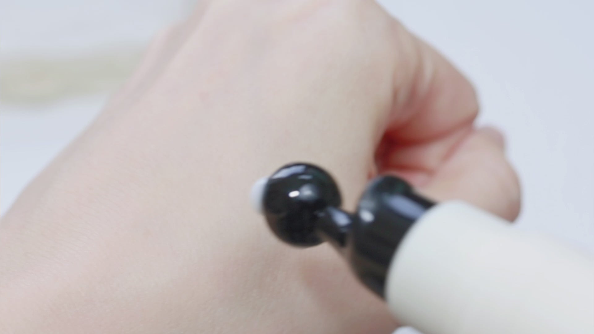 Load video: OWNALL Collagen Lifting  Rolling Eye Cream